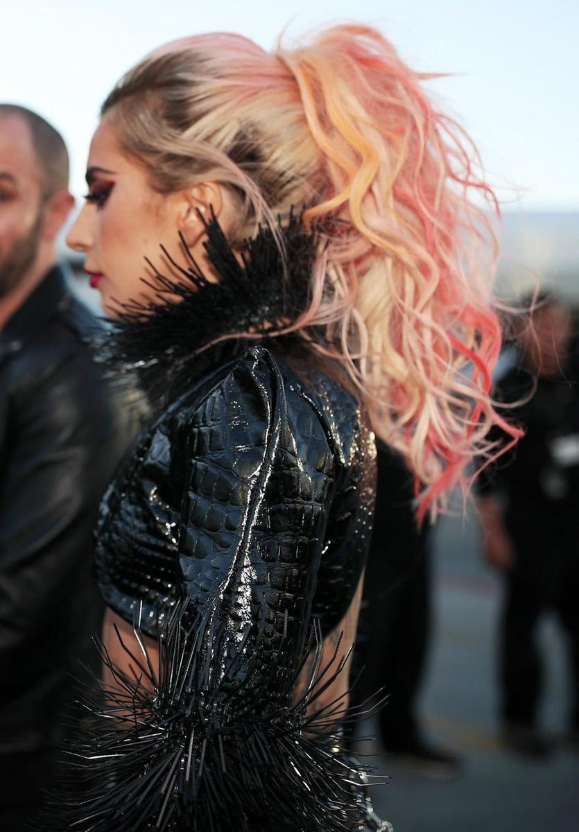 Para completar su look, Lady Gaga le dio a su melena reflejos rosa