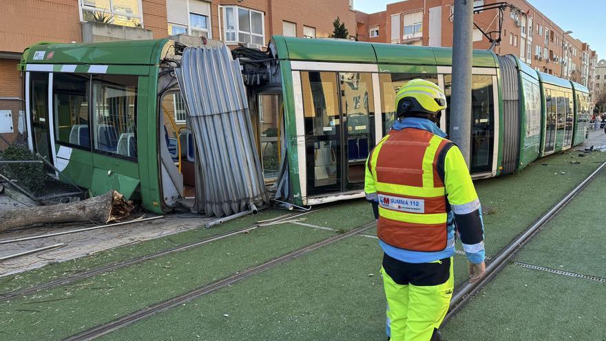 Trece heridos en un aparatoso choque entre una furgoneta y un tranvía en Parla