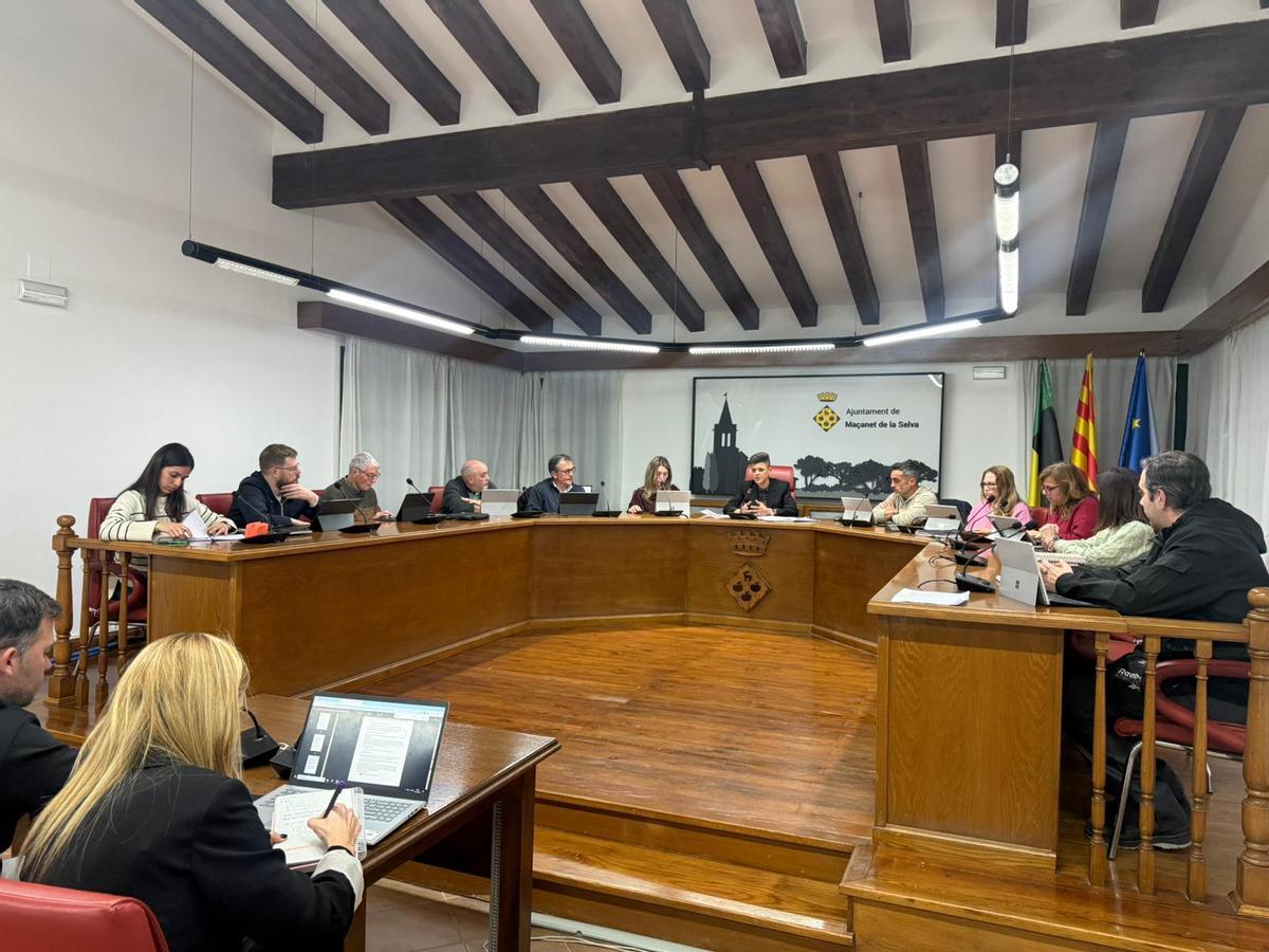 El ple de l'Ajuntament de Maçanet on s'ha aprovat el canvi en la gestió de residus.