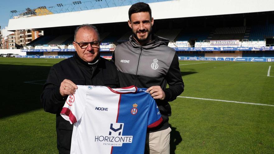 Javier Vidales e Iñigo Zubiri posan con la camiseta del Avilés ayer en el Suárez Puerta. | Mara Villlamuza