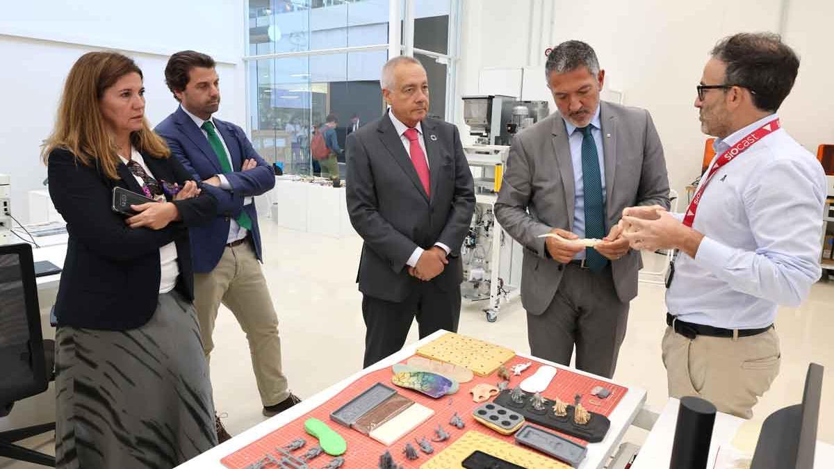 El 'conseller' Sàmper, durante su visita a DFactory Barcelona