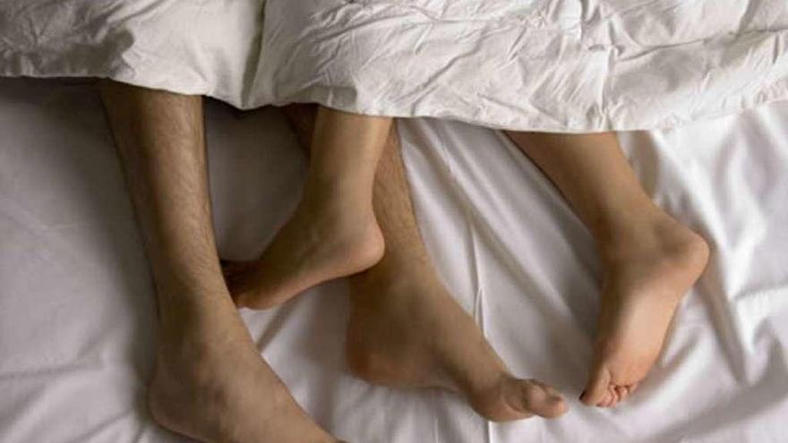 Una pareja en la cama.