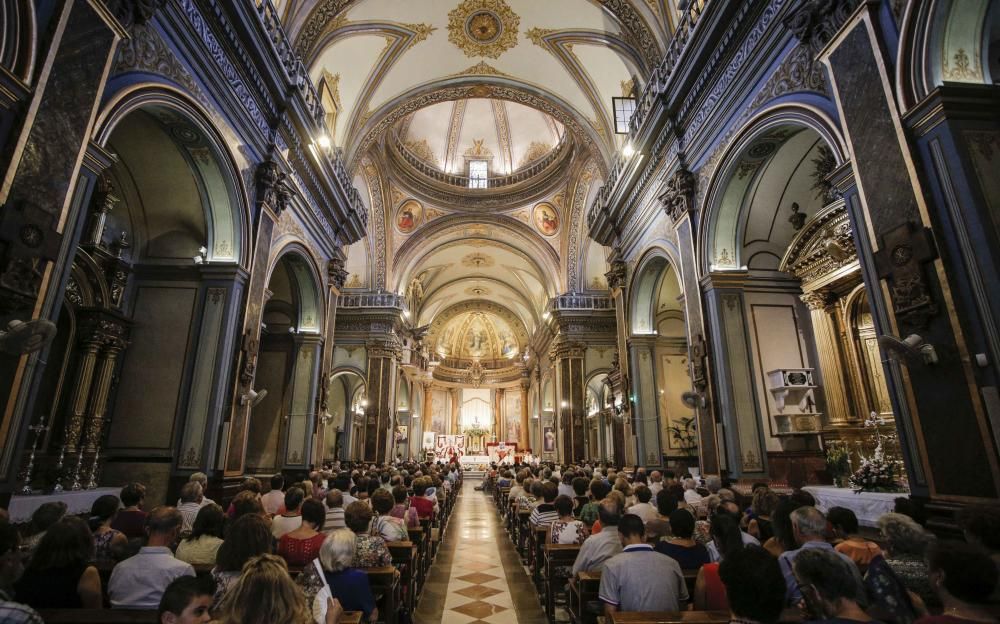 Novelda venera a la Santa en su tradicional procesión