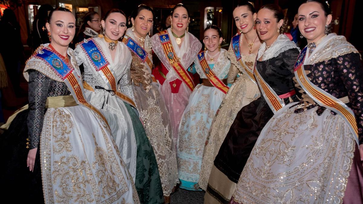 Las falleras mayores junto a la corte en una Nit d'Albaes