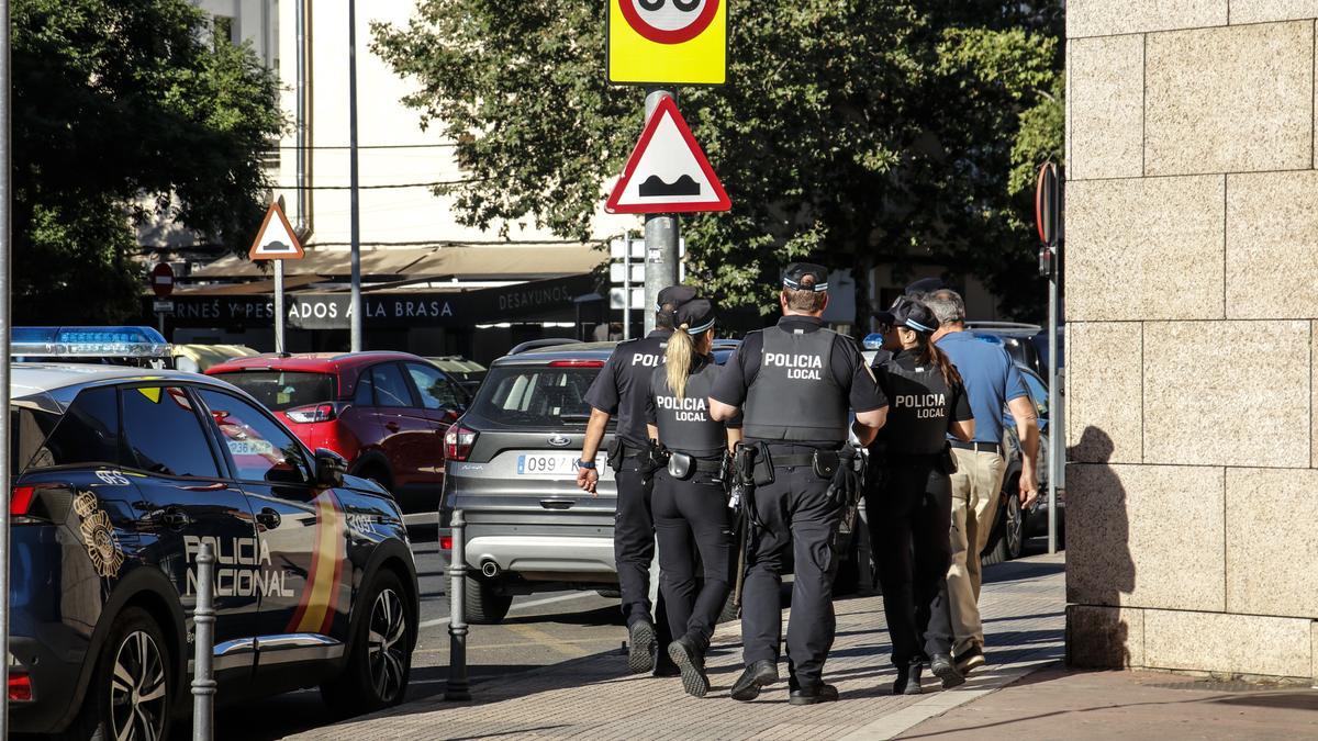 Imagen de policías locales en una vía de Cáceres.