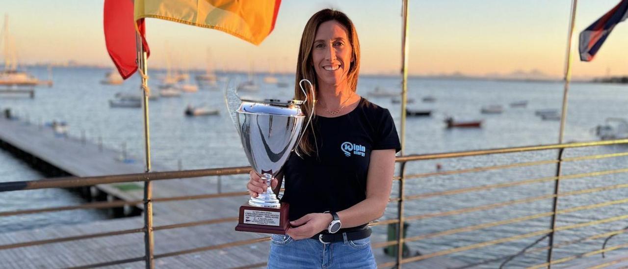 Ángela Pumariega, con el título de “Snipe Sailor 2021” que le acredita como mejor regatista del año junto a su compañero de tripulación Martín Bermúdez. | Á. P.