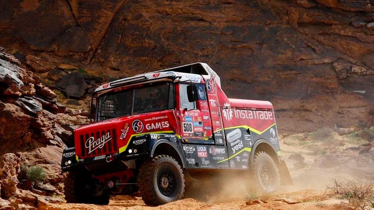 El camión de Loprais, durante la novena etapa