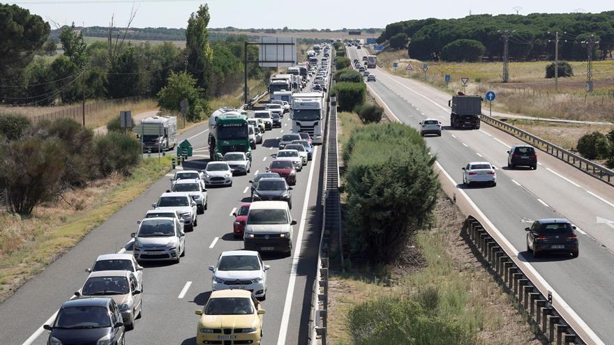 Retenciones de 50 kilómetros en ocho tramos viarios de Castilla y León