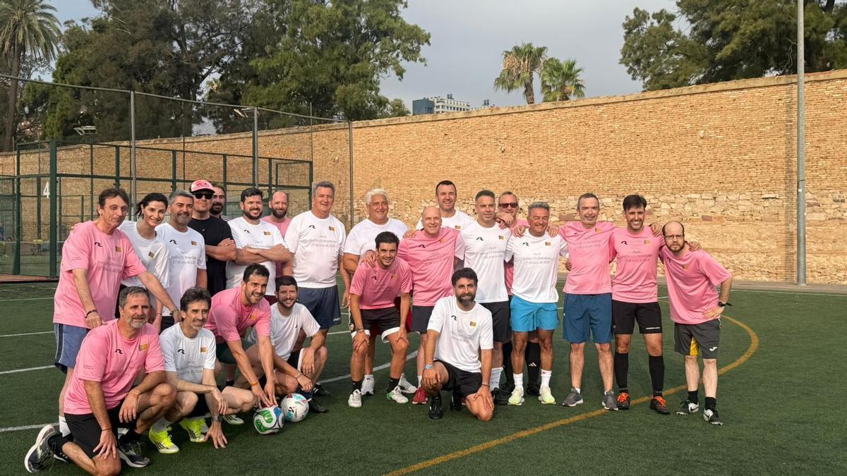 El equipo de periodistas y el de políticos, al finalizar el partido de fútbol disputado este sábado en Beteró.