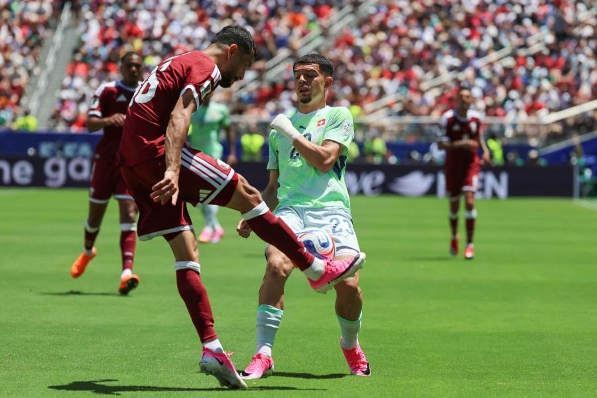 Boualem Khoukhi, de Qatar, disputa el balón con Zeki Amdouni, de Suiza en el partido del Grupo B del Mundial 2026