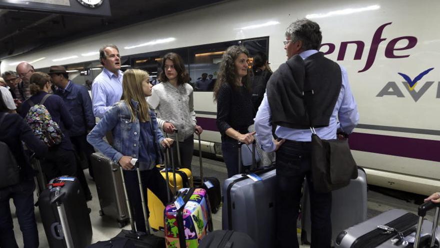 Pasajeros se disponen a tomar el AVE en la estación de Sants.