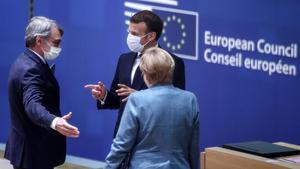 Sassoli, Macron y Merkel (de izquierda a derecha) departen durante el Consejo Europeo de esta semana.