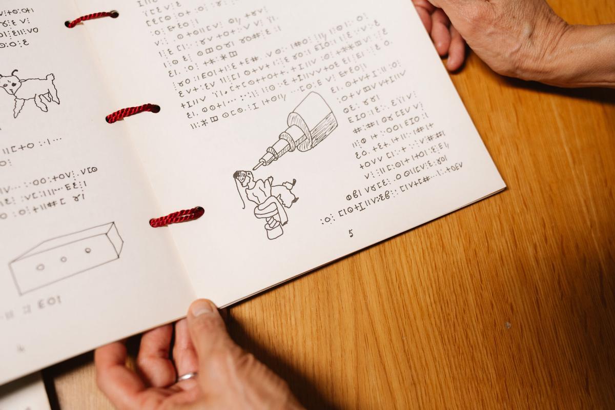 30.01.2026. MADRID. Marifé Santiago, coleccionista de ediciones de ‘El Principito’ en Madrid. Foto: Alba Vigaray