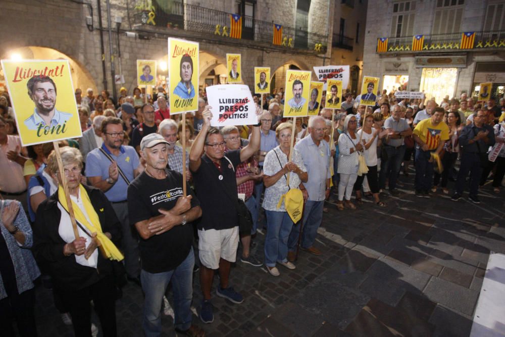 Cent dilluns reclamant la llibertat dels polítics presos a la plaça del Vi