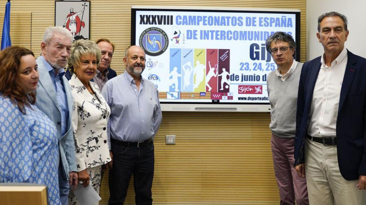 Roberto Fernández, segundo por la derecha, junto a la directiva de Coda, en la presentación del evento deportivo de Gijón. | Irene Sirgo