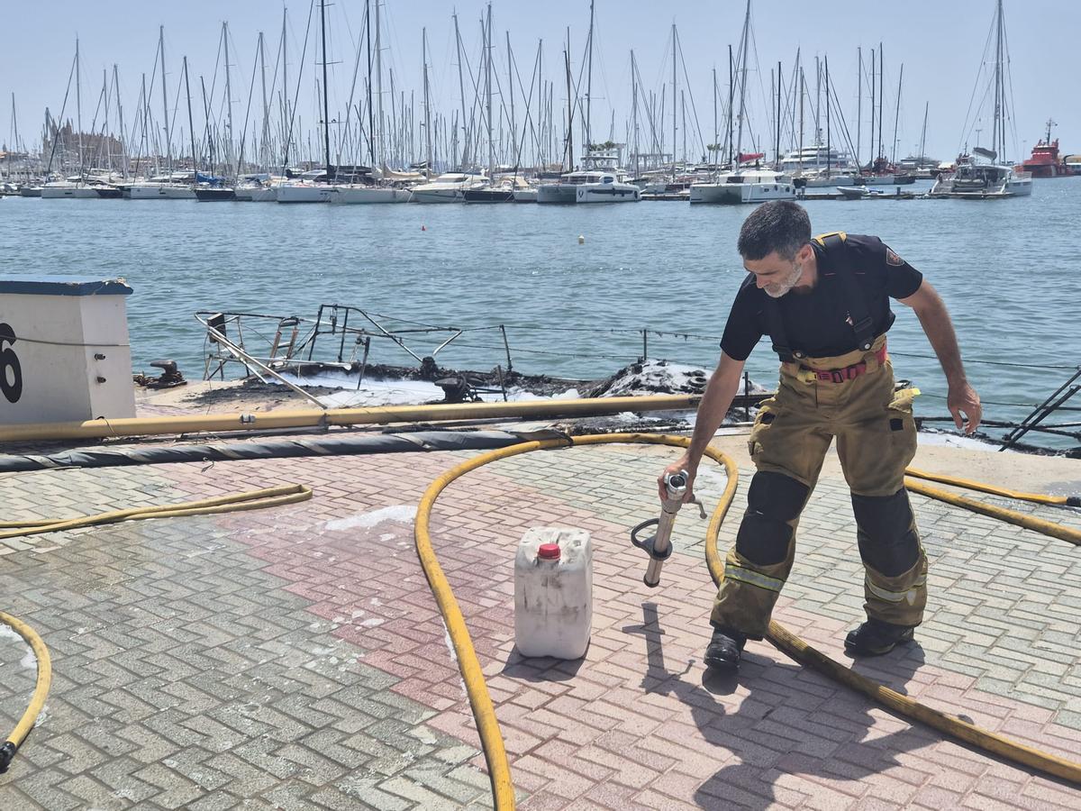 Arde un velero en el Muelle de las Golondrinas de Palma