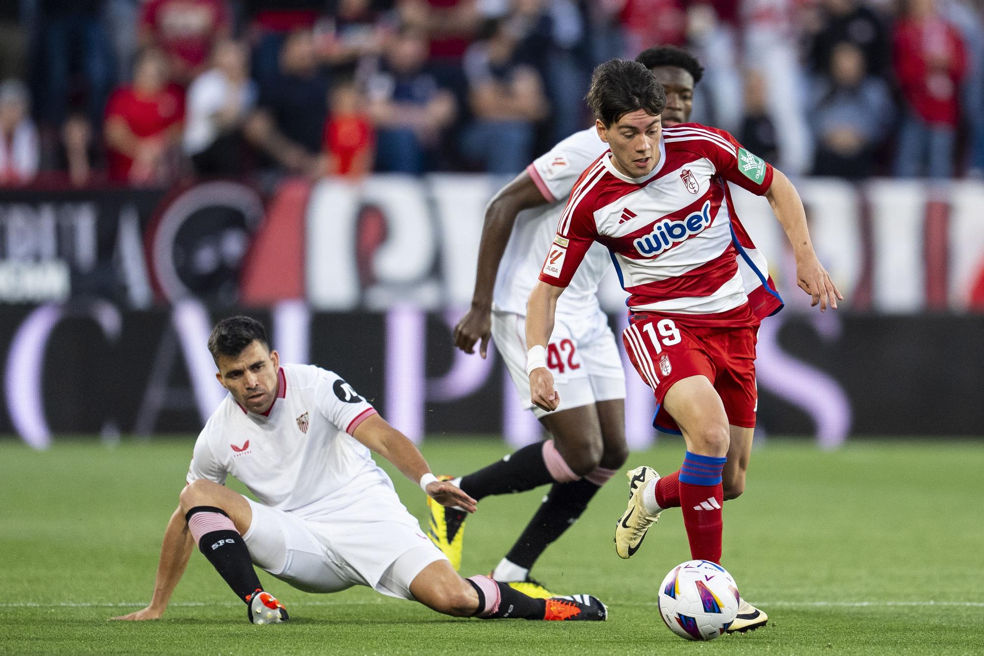 Facundo Pellistri of Granada CF in action during the Spanish league, LaLiga EA Sports, football match played between Sevilla FC and Granada CF at Ramon Sanchez-Pizjuan stadium on May 5, 2024, in Sevilla, Spain. AFP7 05/05/2024 ONLY FOR USE IN SPAIN / Joaquin Corchero / AFP7 / Europa Press;2024;Soccer;Sport;ZSOCCER;ZSPORT;Sevilla FC v Granada CF - LaLiga EA Sports;