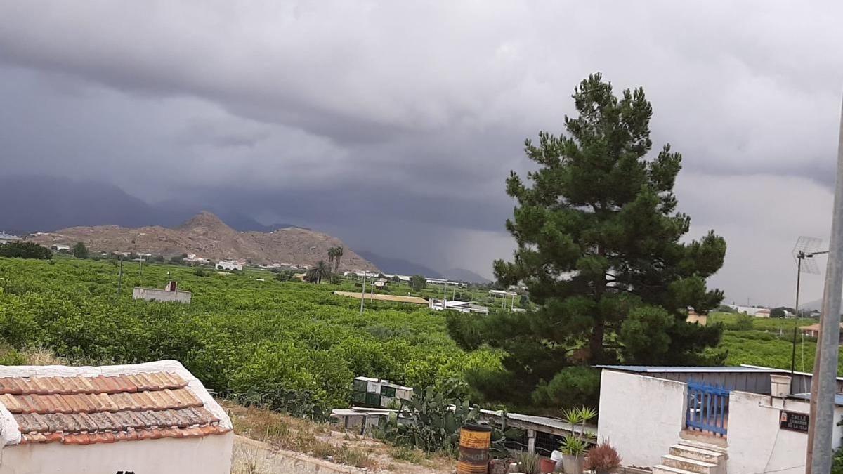 Vista de las lluvias, a lo lejos, desde El Esparragal (Murcia).