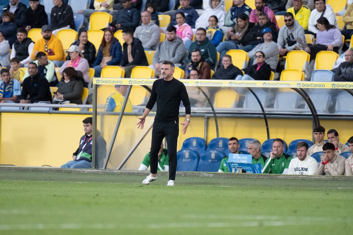 Iván Ania durante el encuentro entre la UD Las Palmas y el Córdoba CF en el Gran Canaria.