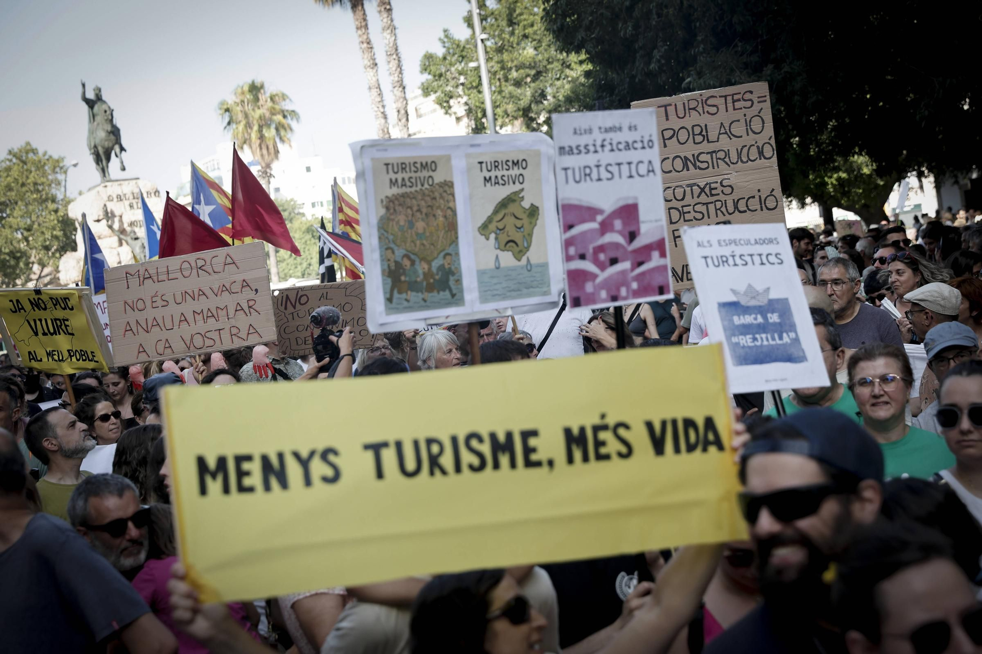 Las mejores pancartas y las imágenes de la manifestación contra la saturación turística en Mallorca
