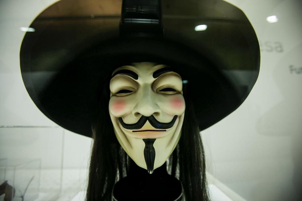 Máscara, peluca y sombrero de «V de Vendeta»