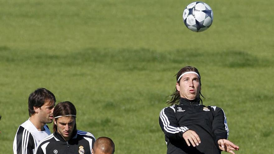 VÍSPERA. Varios jugadores del Real Madrid, ayer, durante el entrenamiento.