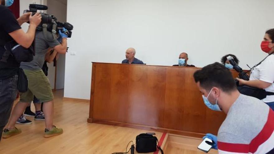 Dimite el alcalde de Catoira y se suspende el pleno de la moción de censura