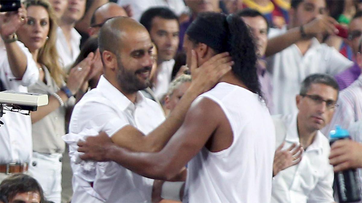 Pep Guardiola saluda a Ronaldinho Gaucho en el Barça-Milan del Trofeu Joan Gamper 2010