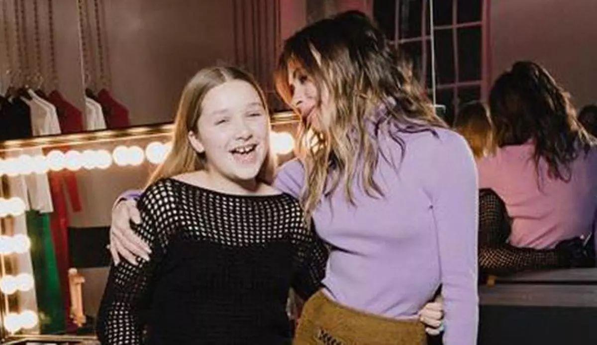 Harper Seven acompaña a su madre, Victoria Beckham, en un evento navideño.