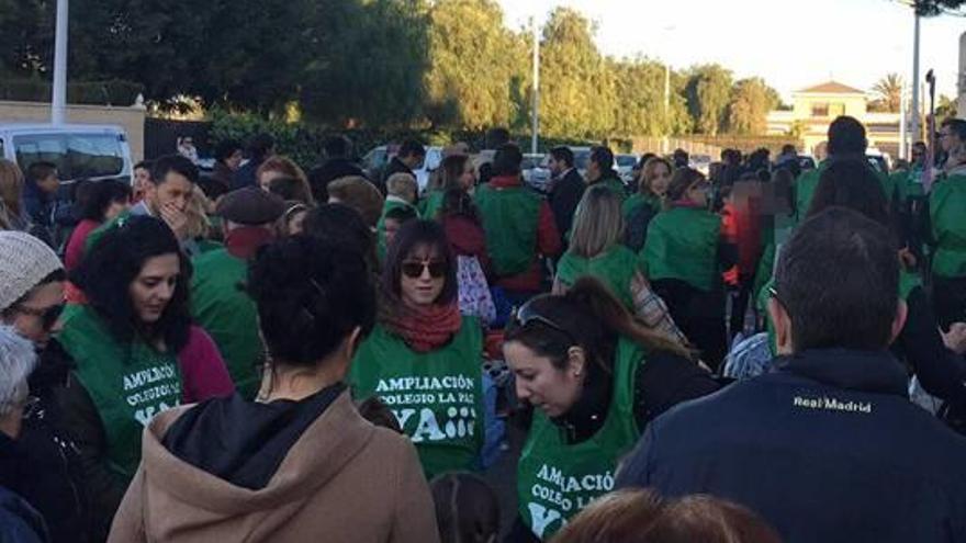 La protesta que se celebró ayer en el colegio La Paz.