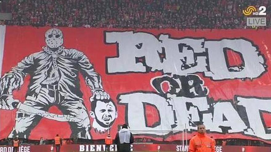 Los ultras del Standard decapitan a su excapitán en una pancarta