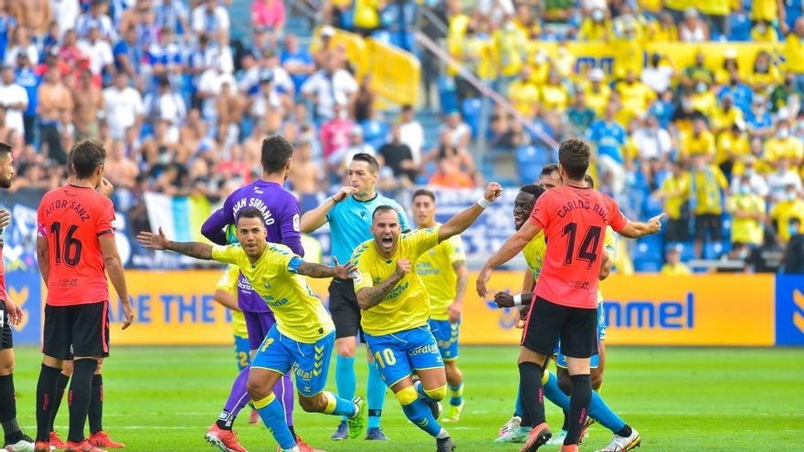 Viera y Jesé celebran el 1-0 del último derbi en el Gran Canaria. Viera y Jesé celebran el 1-0 del último derbi en el Gran Canaria.