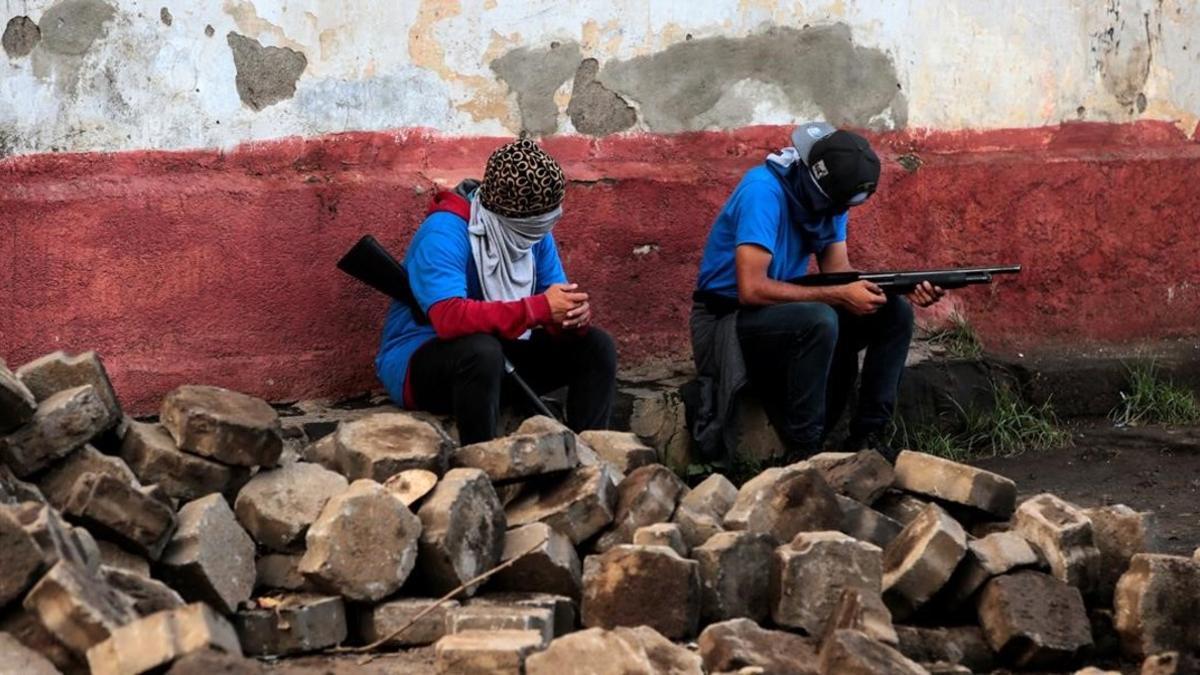 Simpatizantes del Gobierno armados en una barricada en Monimbo, en Masaya.