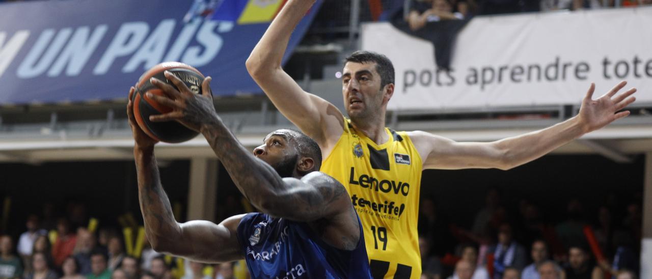 Gio Shermadini, uno de los mejores auringros sobre la pista del Andorra, intenta impedir el tiro de Codi Mcintyre.