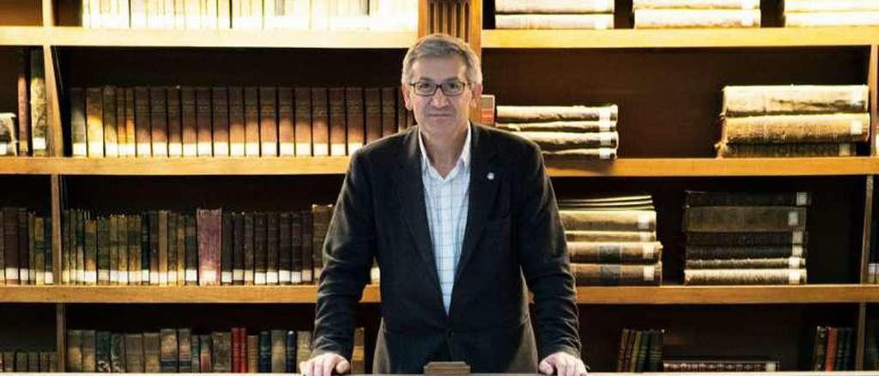 Santiago García Granda, en la Biblioteca de la Universidad.