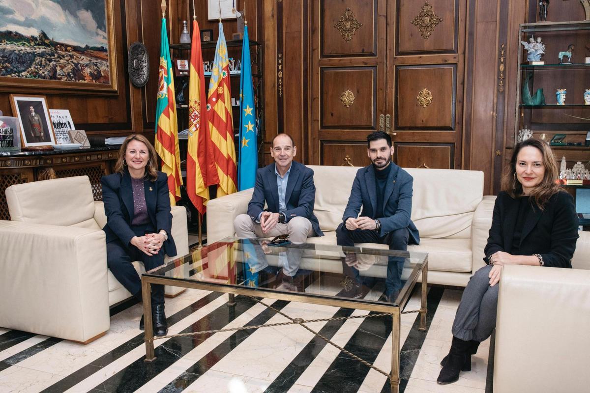 Reunión de Lobón con la alcaldesa Carrasco y los ediles Ramírez y Hurtado.