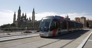 La pasajera de una ambulancia herida grave en una colisión con el tranvía