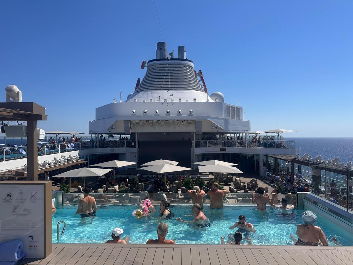 Der Infinity-Pool der "Mein Schiff Flow" lädt zum entspannten verweilen ein.