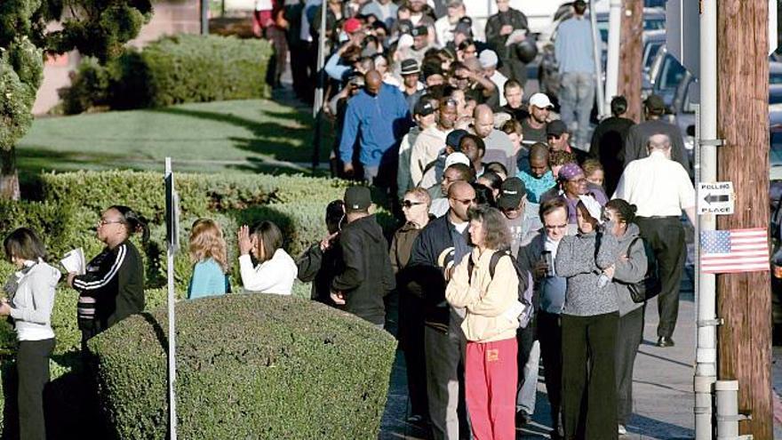 Una larga cola de votantes en un centro electoral de Los Angeles.