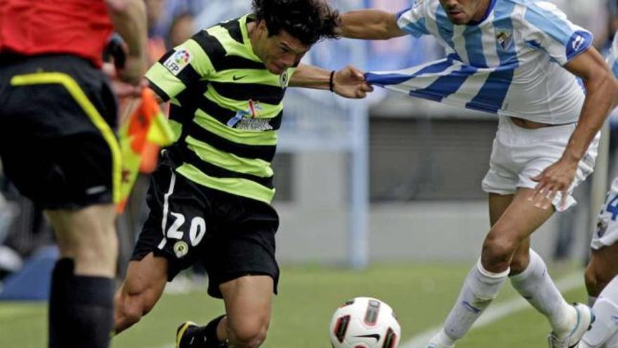 Welligton intenta frenar a Nelson Valdez, el pasado domingo en La Rosaleda.