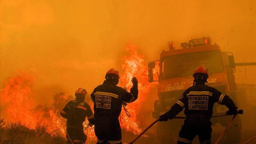 Bomberos de
Castelló, en el
incendio de 
Bejís.  Levante-emv
