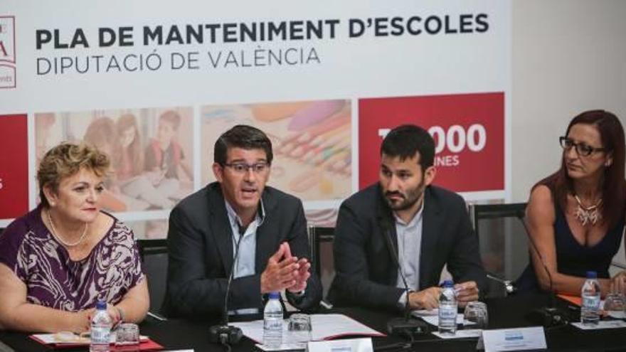 El presidente de la Diputación, Jorge Rodriguez, y el conseller Vicent Marzà, en el centro.