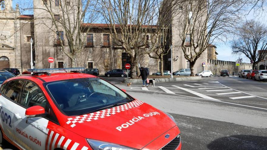 Una mujer agrede con patadas y bofetones a los policías para evitar su detención