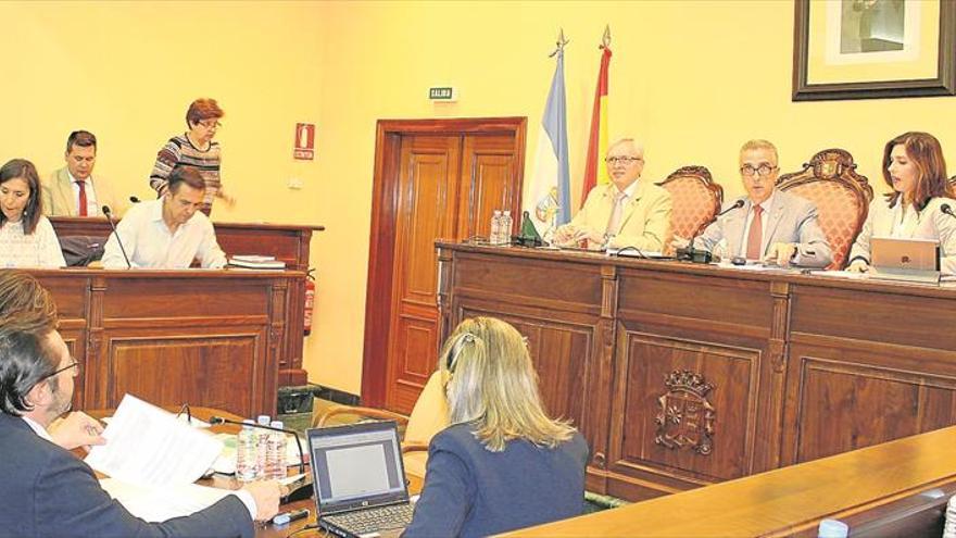 El Pleno pide la dimisión de la edil de Fiestas por los contratos de la Feria