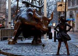 La 'niña sin miedo' frente al toro de Wall Street, poderosa imagen del Día de la Mujer