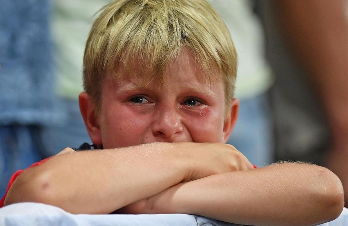 Un niño llora la eliminacón de Inglaterra en el estadio Allianz Riviera en Niza.