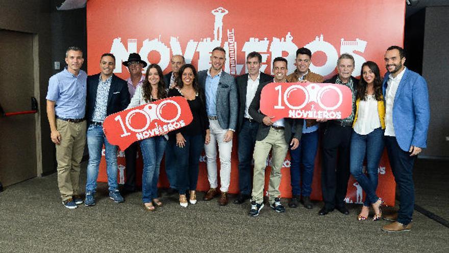 El equipo del programa junto a los protagonistas de la próxima emisión, incluyendo a Fernando Clavijo, en el centro, y Manolo Vieira, tercero por la derecha.