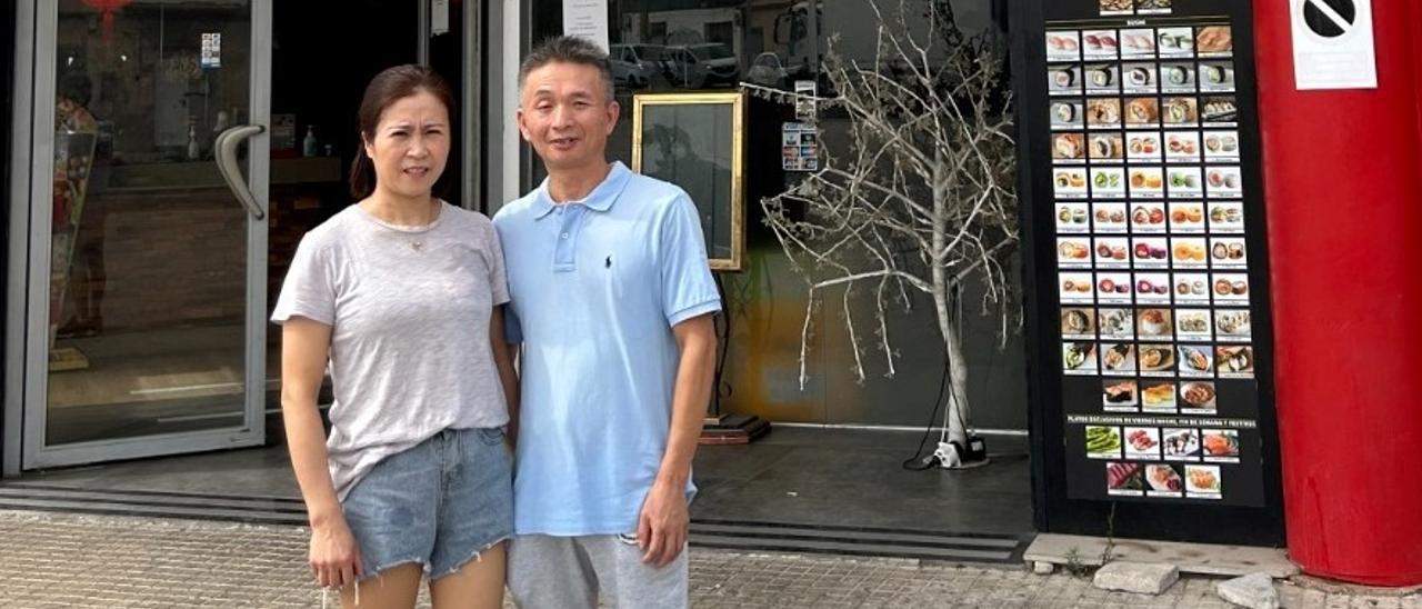 Sulin Yan und seine Frau Vivi vor ihrem Restaurant Izumo.