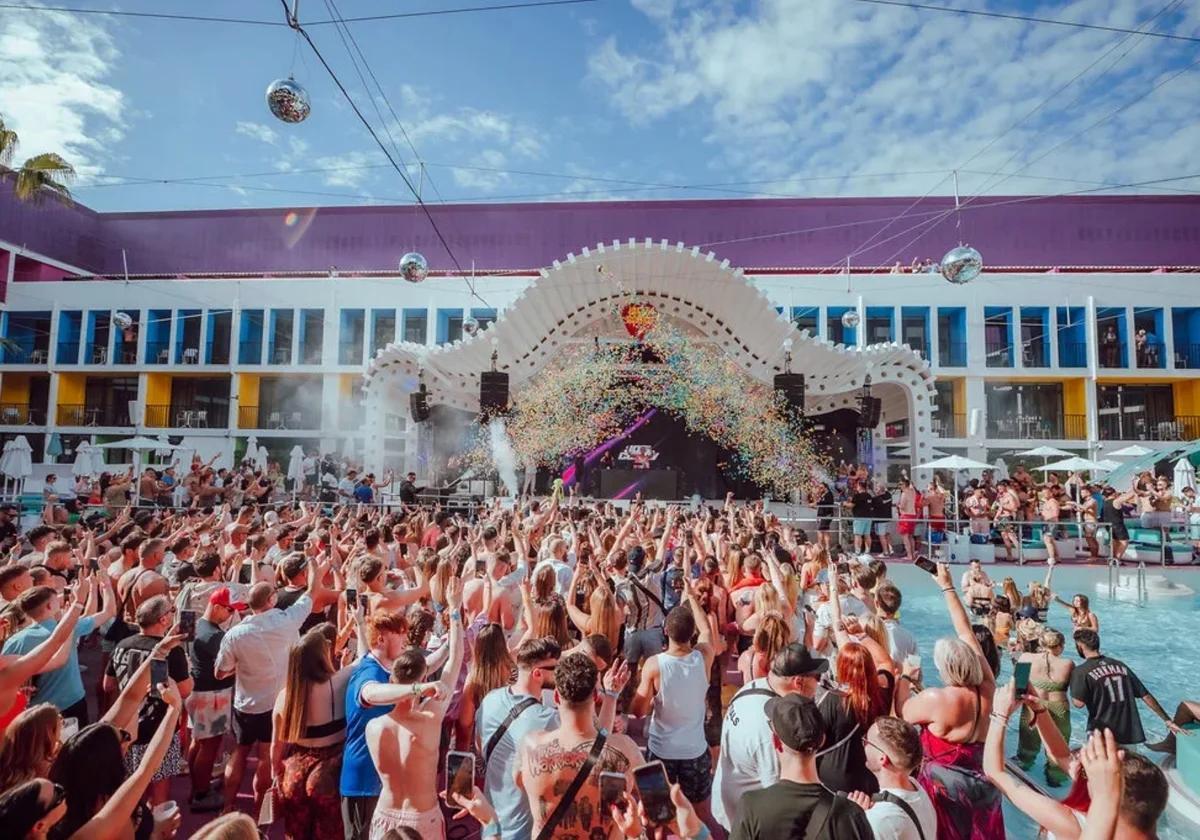 El Ibiza Rocks celebra sus 20 años en la isla. De hecho, la página web del establecimiento señala que tenía programadas dos fiestas para conmemorar este aniversario mañana y el 30 de julio con el rapero Dizzee Rascal y la banda de música electrónica Rudimental, respectivamente.