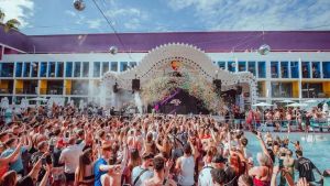 El Ibiza Rocks celebra sus 20 años en la isla. De hecho, la página web del establecimiento señala que tenía programadas dos fiestas para conmemorar este aniversario mañana y el 30 de julio con el rapero Dizzee Rascal y la banda de música electrónica Rudimental, respectivamente.